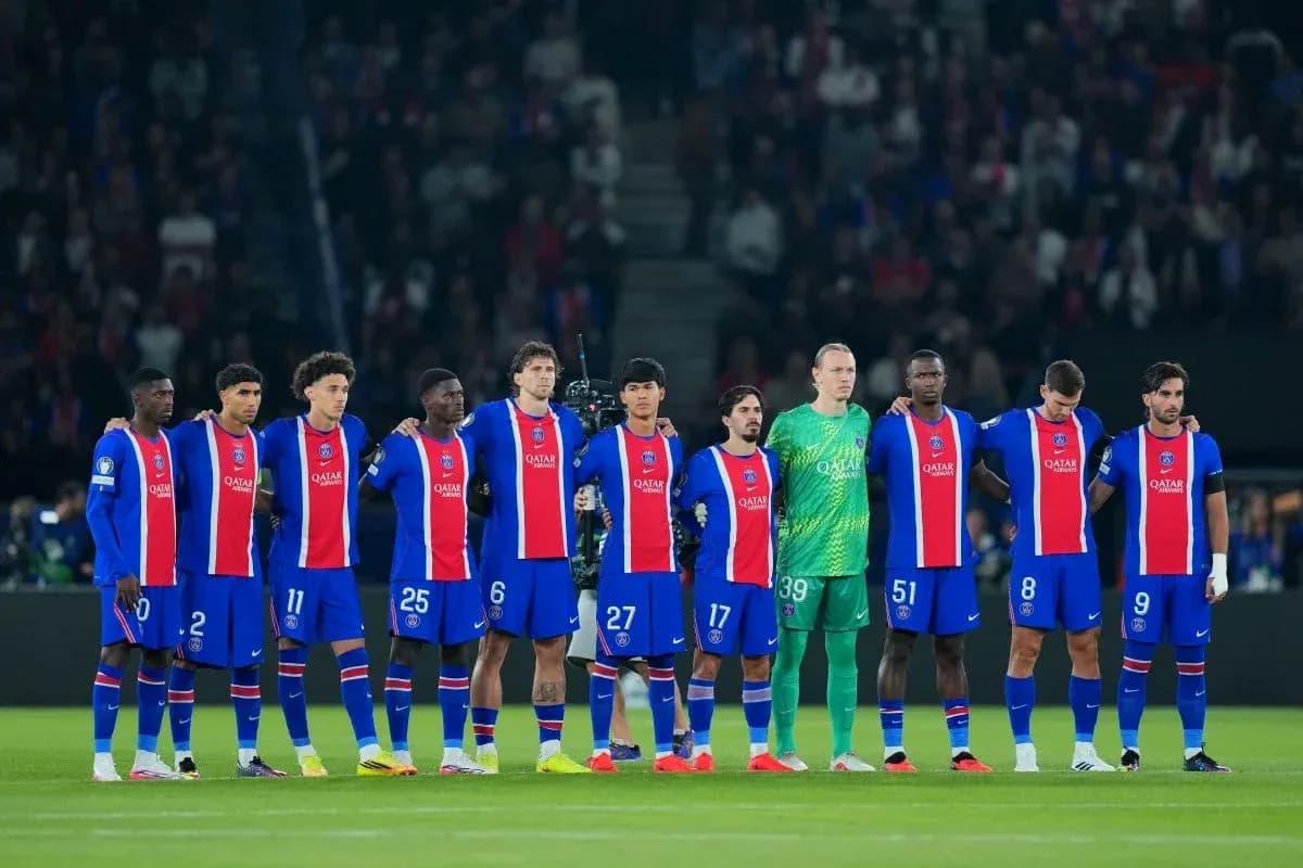 Paris Saint-Germain players lined up before match