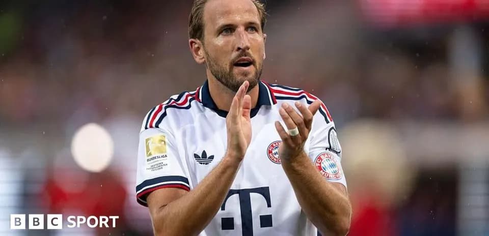 Player clapping while wearing Bayern Munich jersey
