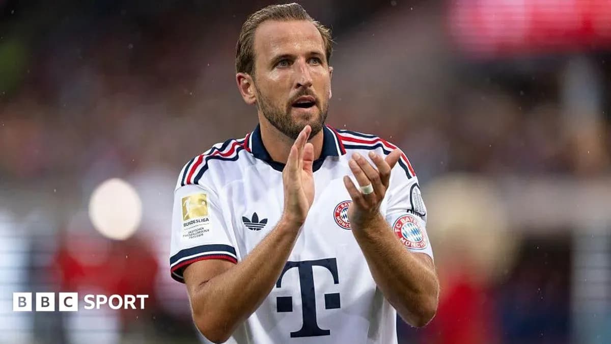 Player clapping while wearing Bayern Munich jersey