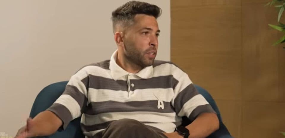 Person speaking during an interview seated on a chair