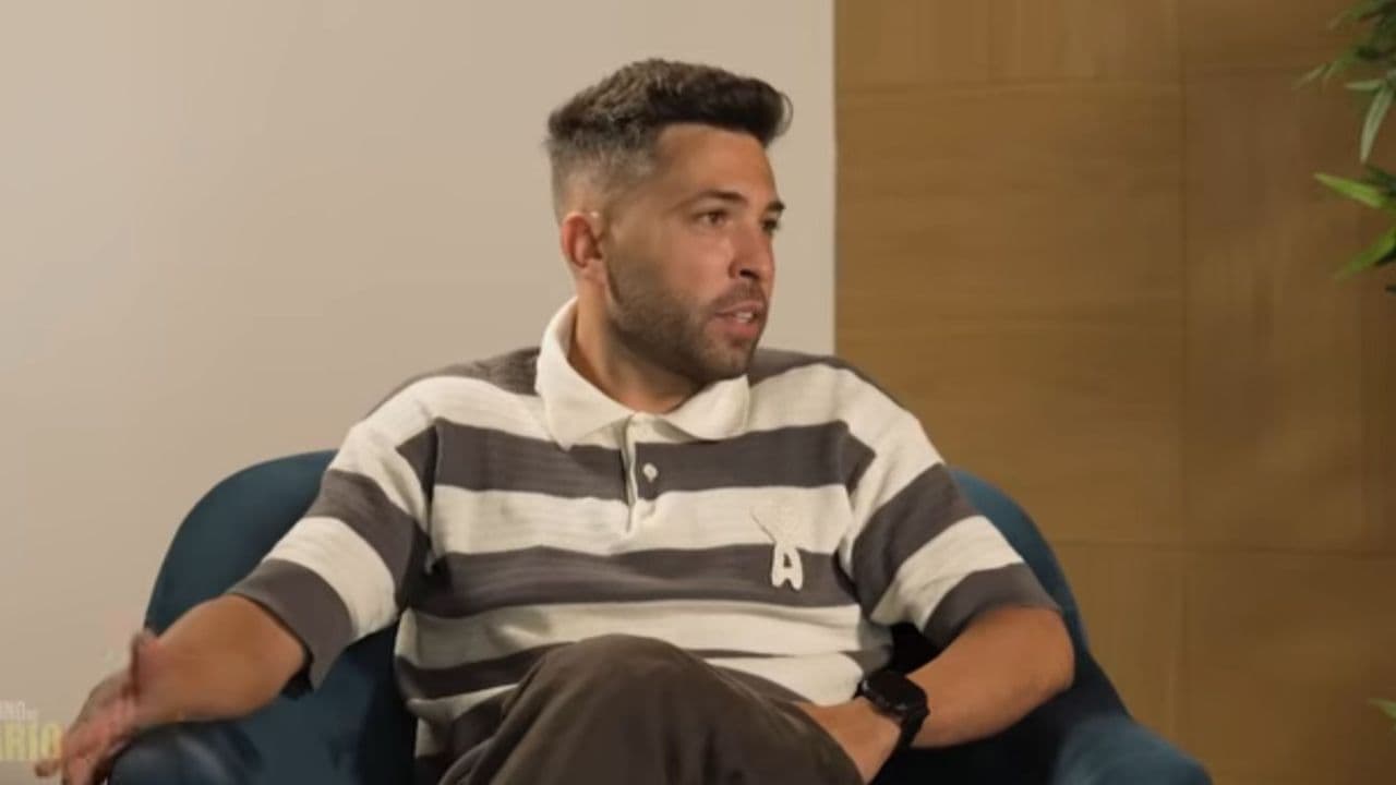 Person speaking during an interview seated on a chair