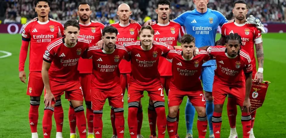 Benfica team posing before UEFA Europa League match
