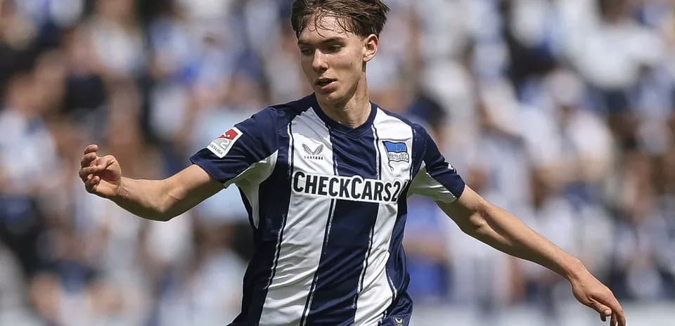 Player in Hertha BSC kit during match action