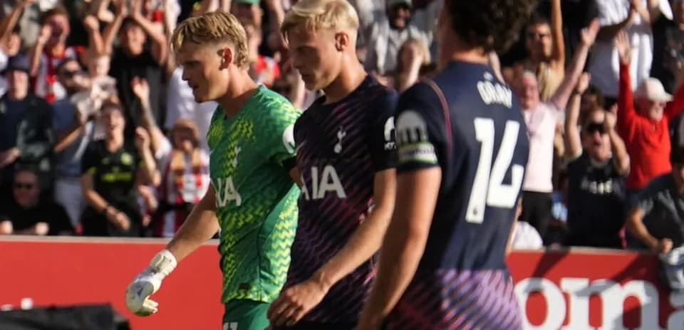 Tottenham players walking past cheering fans