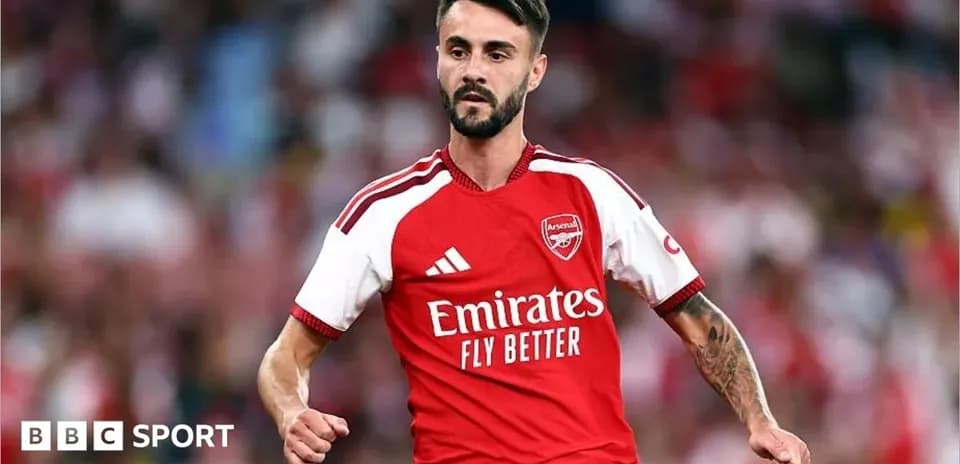 Player in Arsenal kit running on the pitch