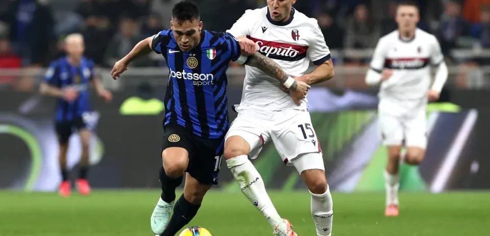 Lautaro Martínez competing for the ball against Bologna
