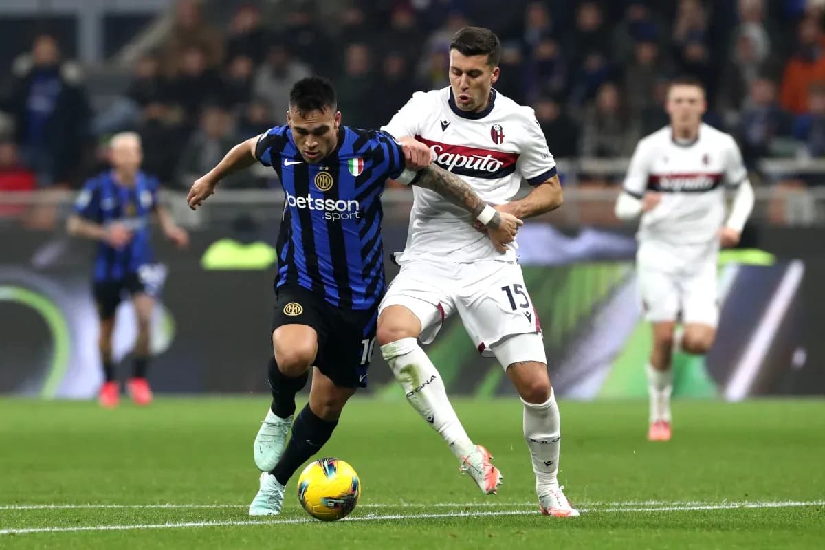 Lautaro Martínez competing for the ball against Bologna