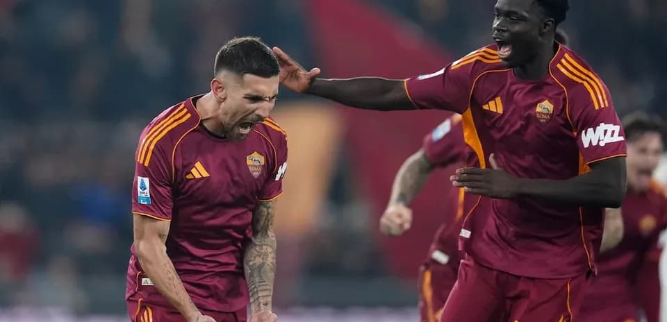 AS Roma players celebrating a goal