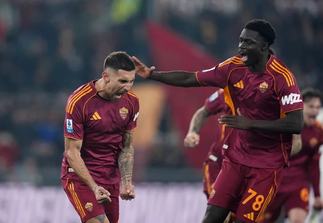 AS Roma players celebrating a goal