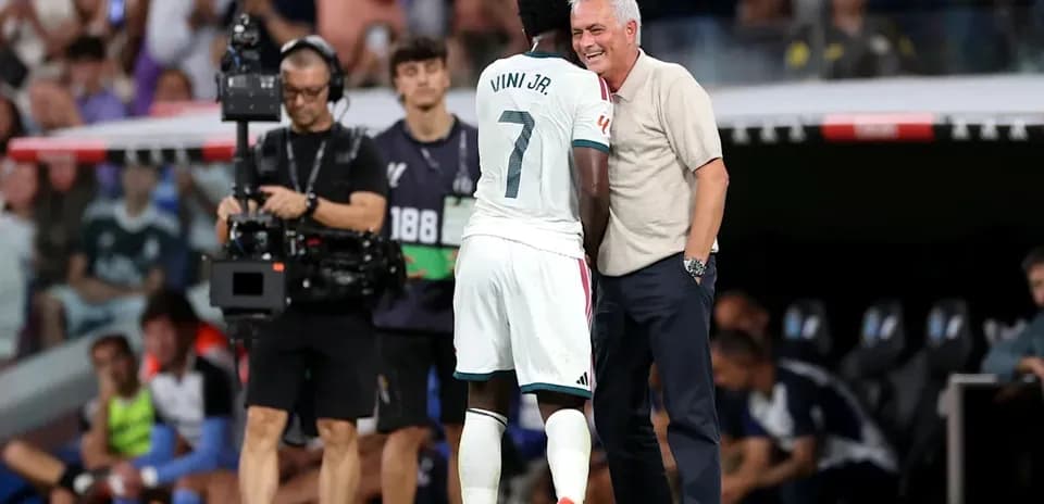Vini Jr. and coach discussing during match substitution