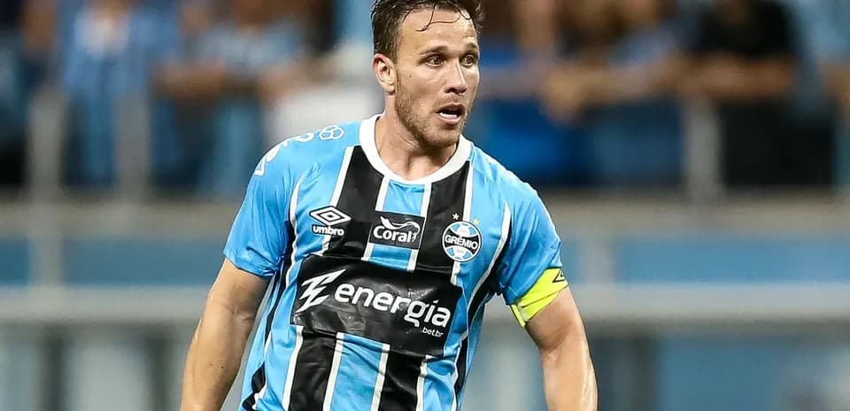 Player in Grêmio jersey during match action