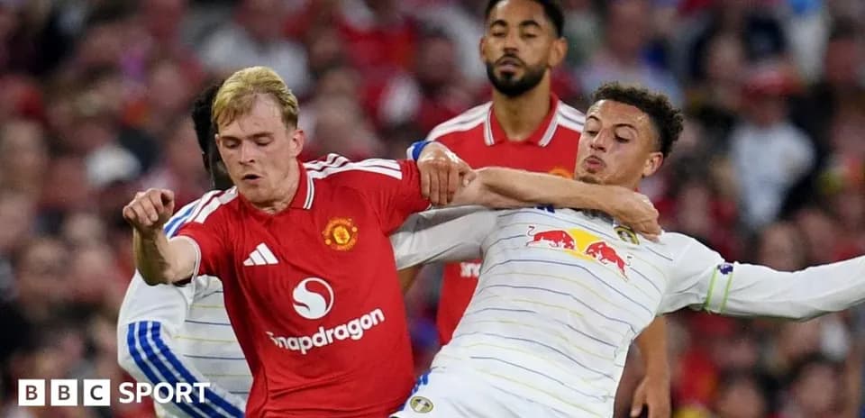 Players from Manchester United and Leeds contesting the ball