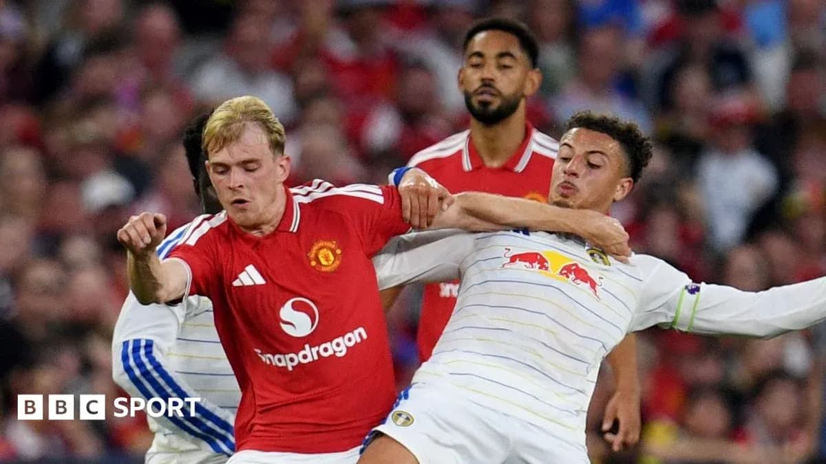 Players from Manchester United and Leeds contesting the ball