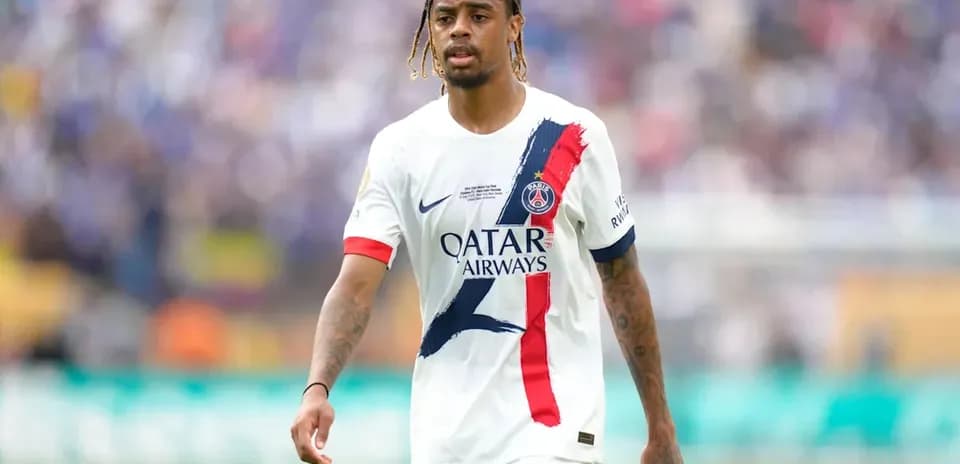 Player walking on the pitch in PSG jersey