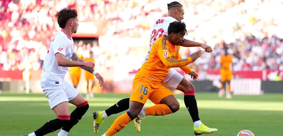 Players competing for the ball during Sevilla match