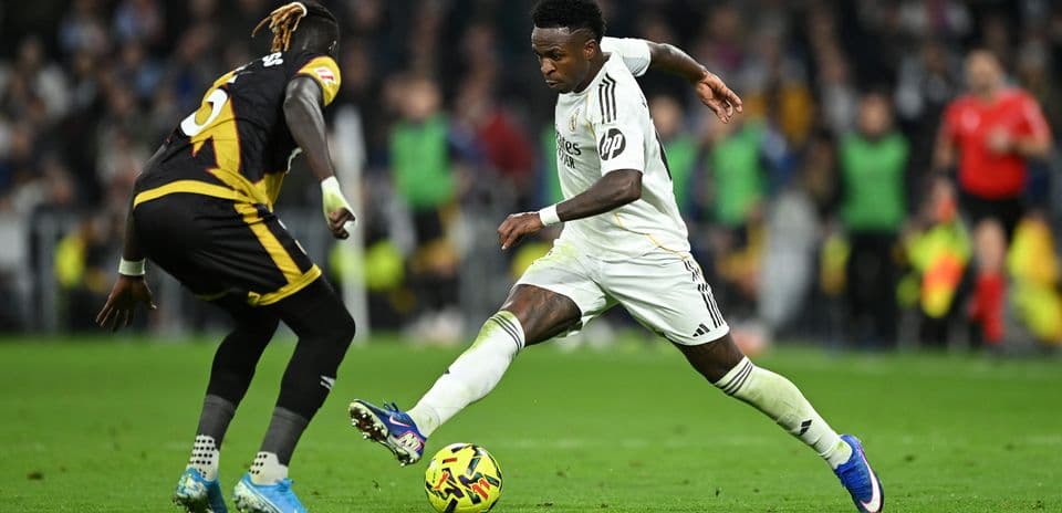 Vinícius Júnior dribbling past opponent during match