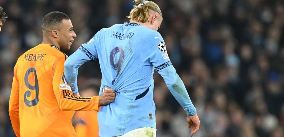 Kylian Mbappé pulling Erling Haaland's shirt during match