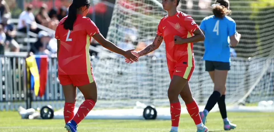 Two players from Portland Thorns W celebrating