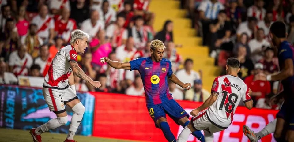 Barcelona player dribbling against Rayo Vallecano