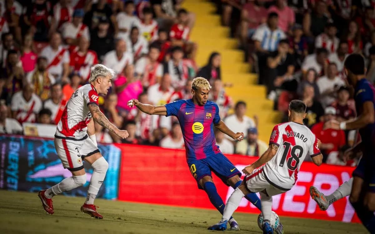 Barcelona player dribbling against Rayo Vallecano