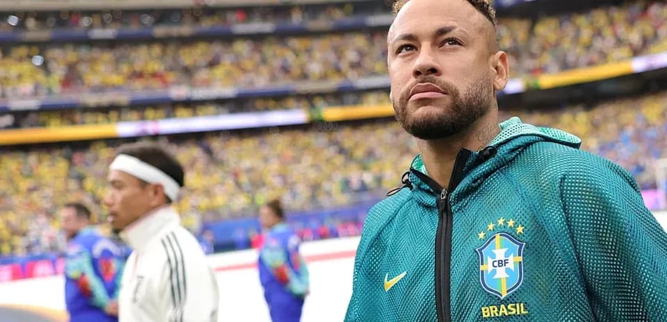 Neymar in Brazil kit before match with crowd