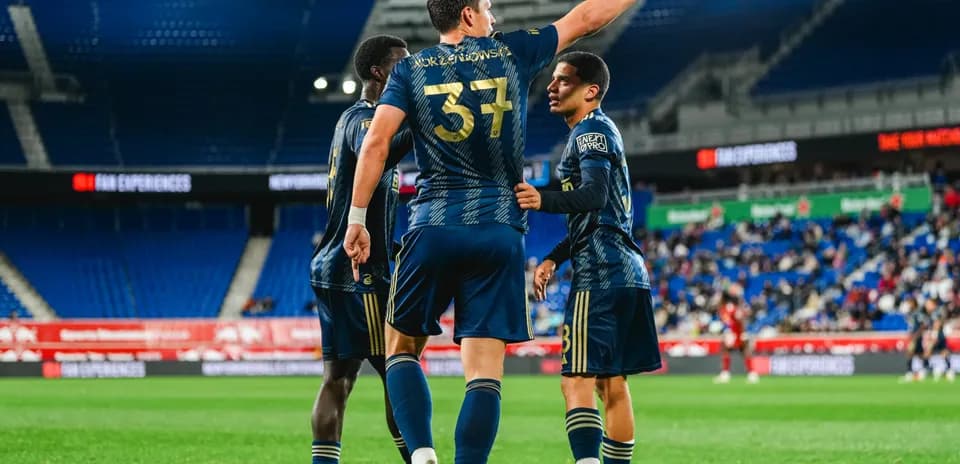 Players celebrating during New York RB II match