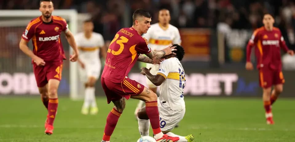 Player tackle during Lecce vs AS Roma match