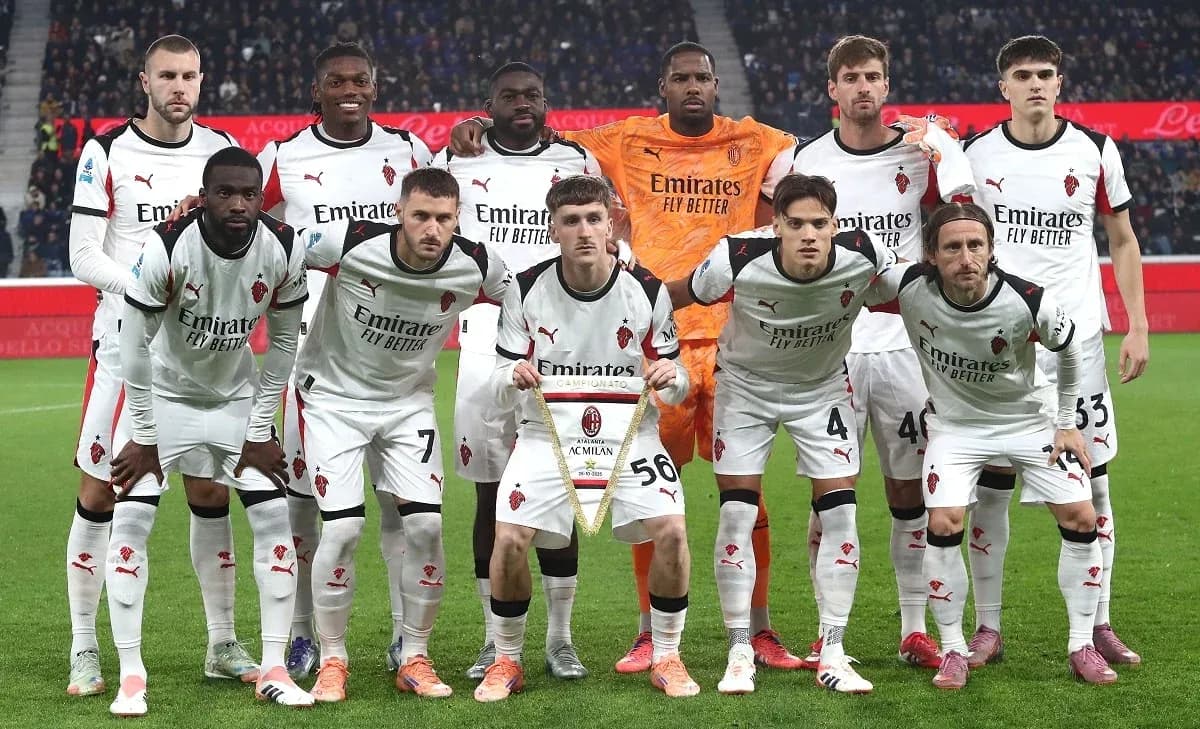 AC Milan team posing before the match