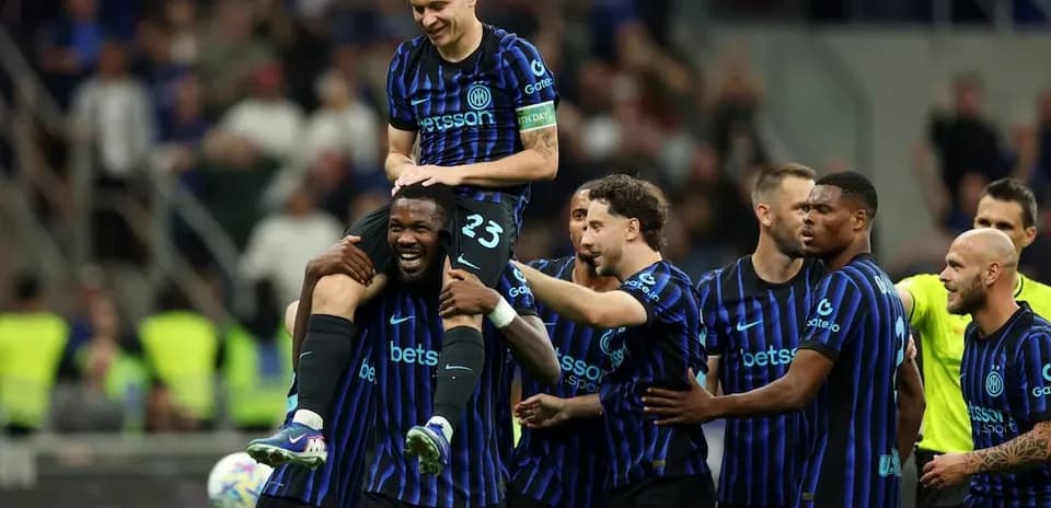 Inter players celebrating a goal during match