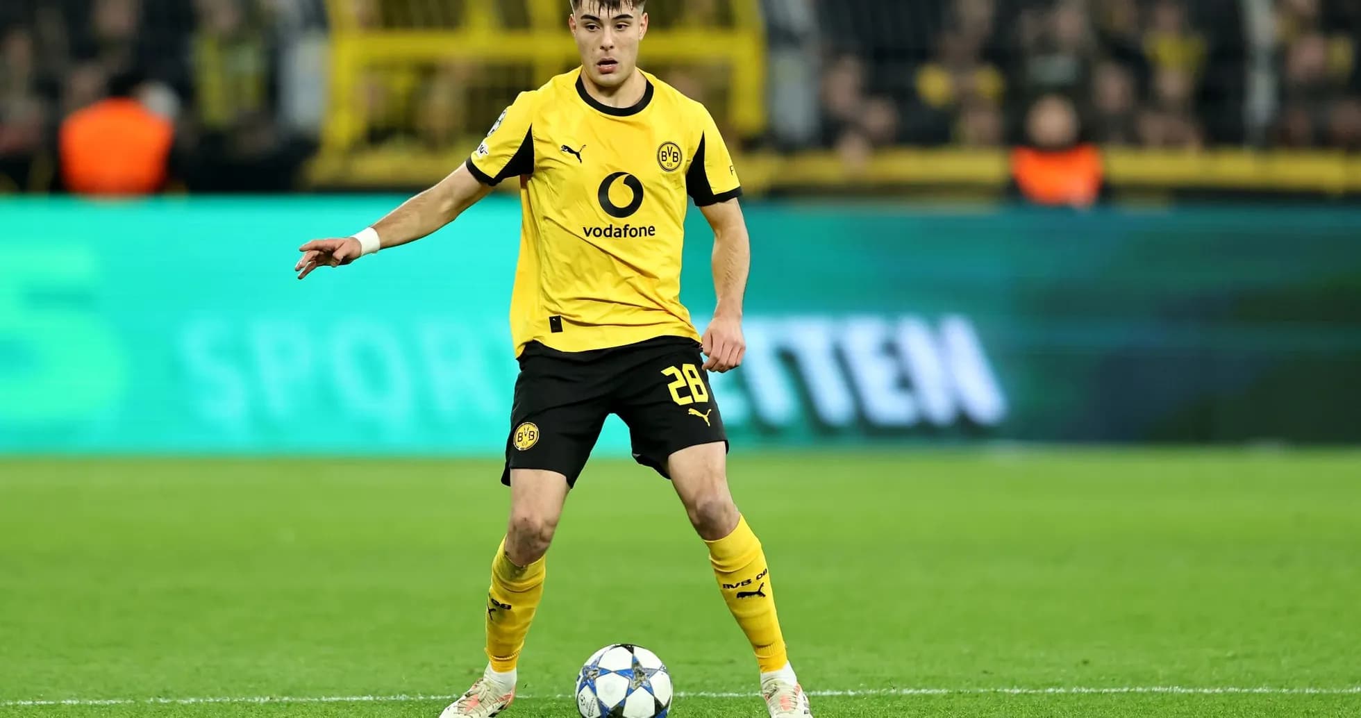 Borussia Dortmund player preparing for a pass