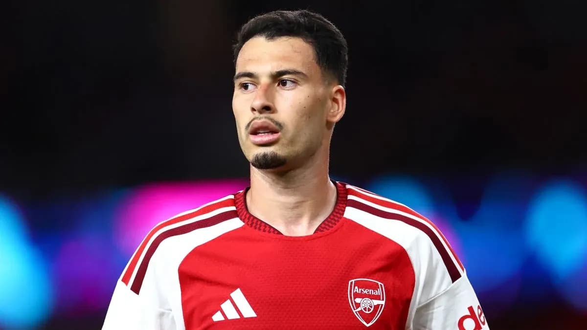 Player in Arsenal kit during match preparation
