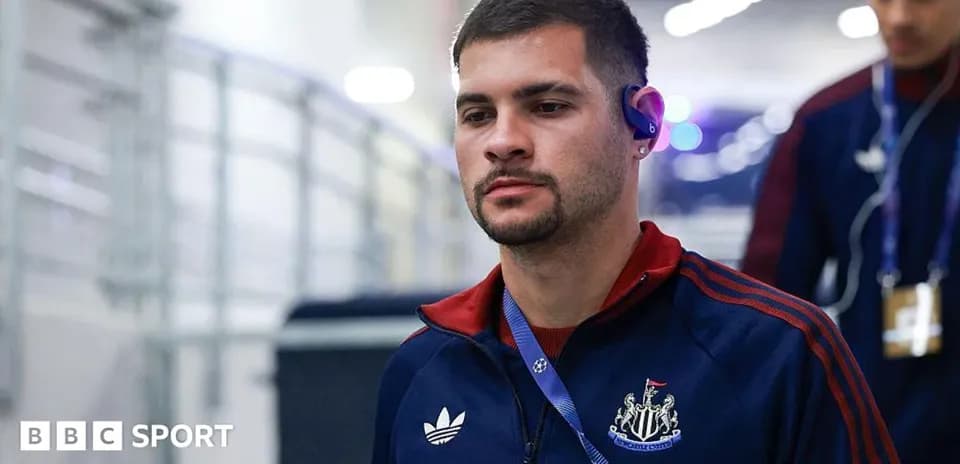 Player arriving at venue wearing Newcastle United tracksuit