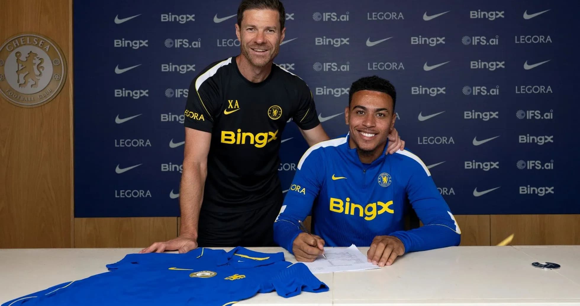 Player signing contract with manager at Chelsea FC
