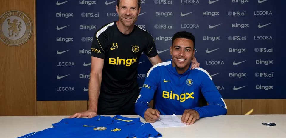 Player signing contract with manager at Chelsea FC