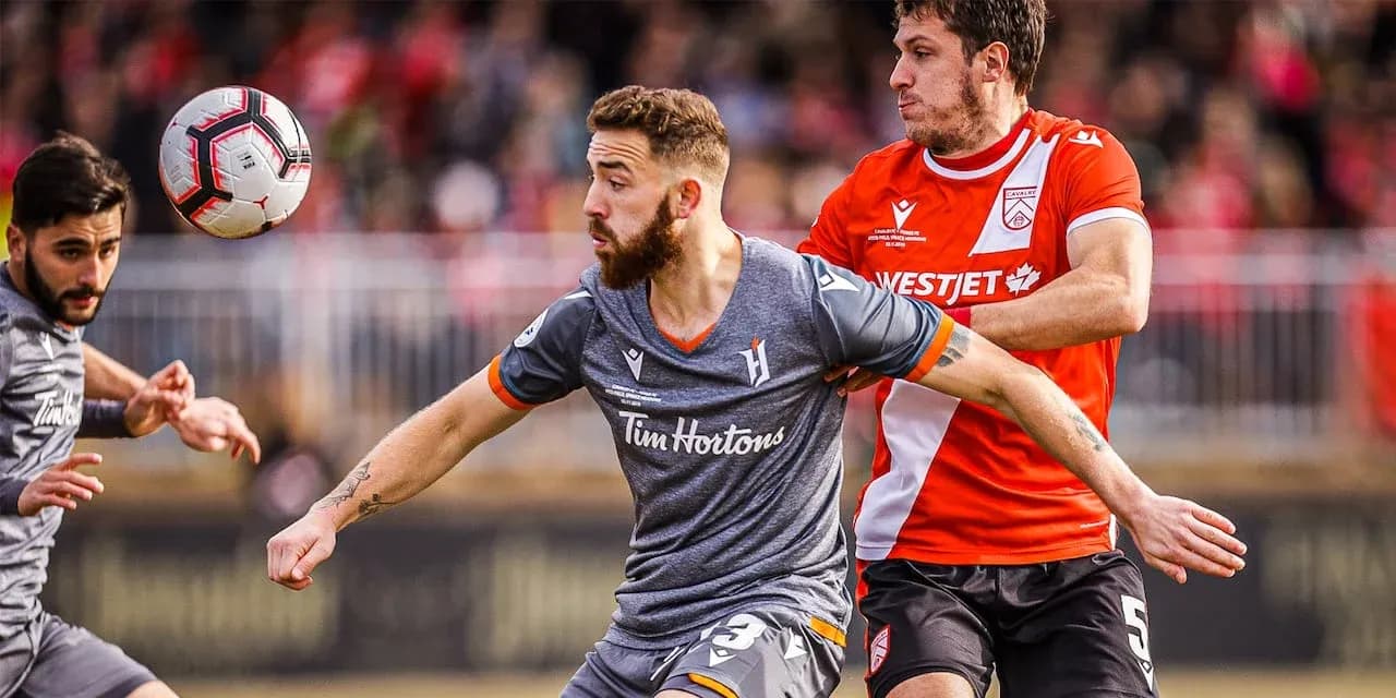 Players contesting the ball during Forge vs Cavalry match