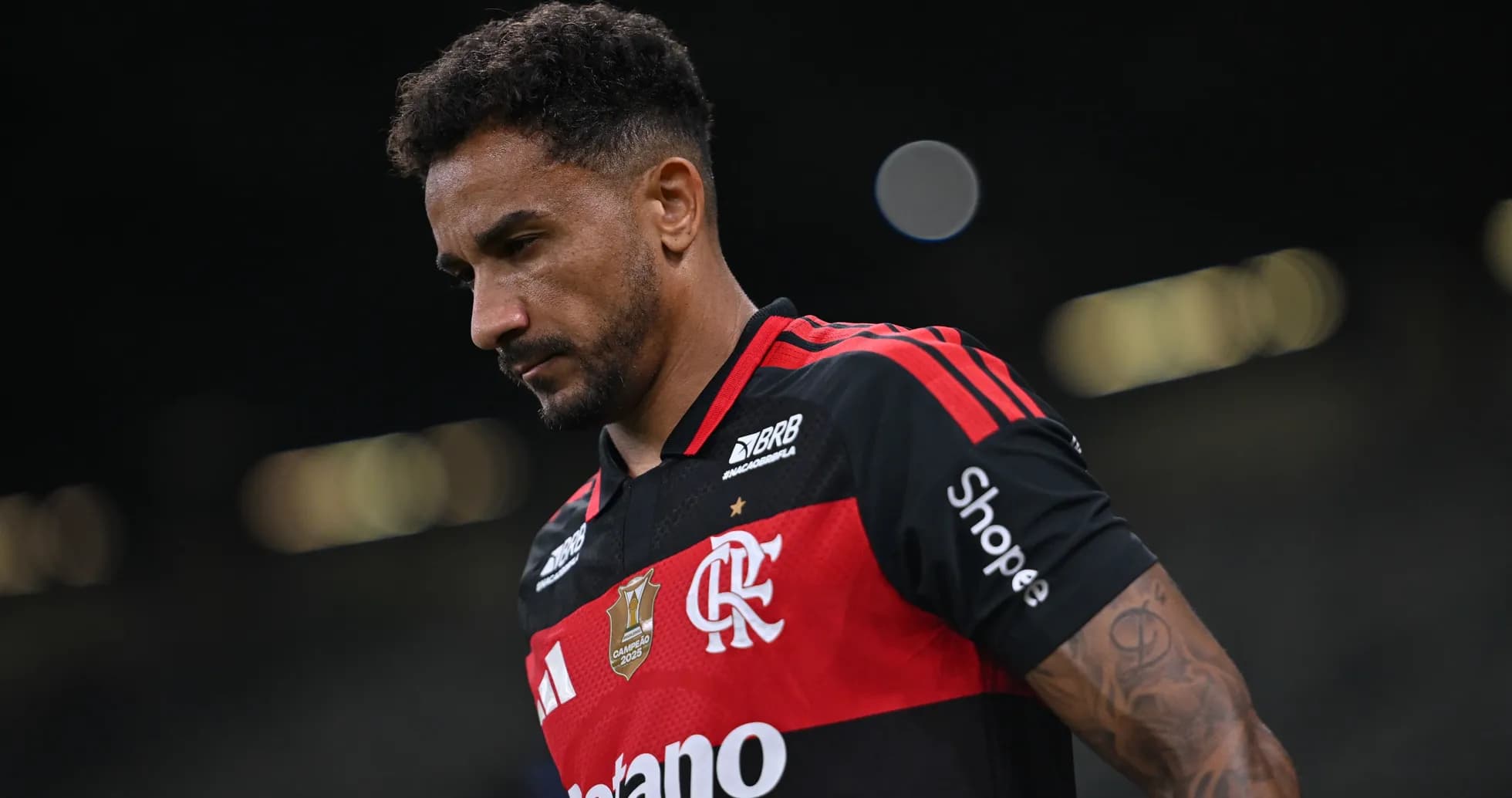 Player in Flamengo jersey walking on the pitch