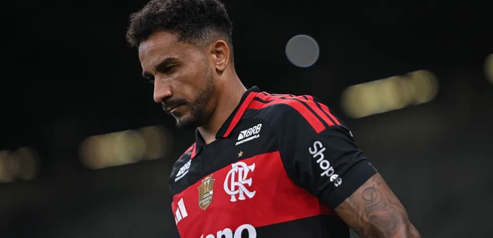 Player in Flamengo jersey walking on the pitch