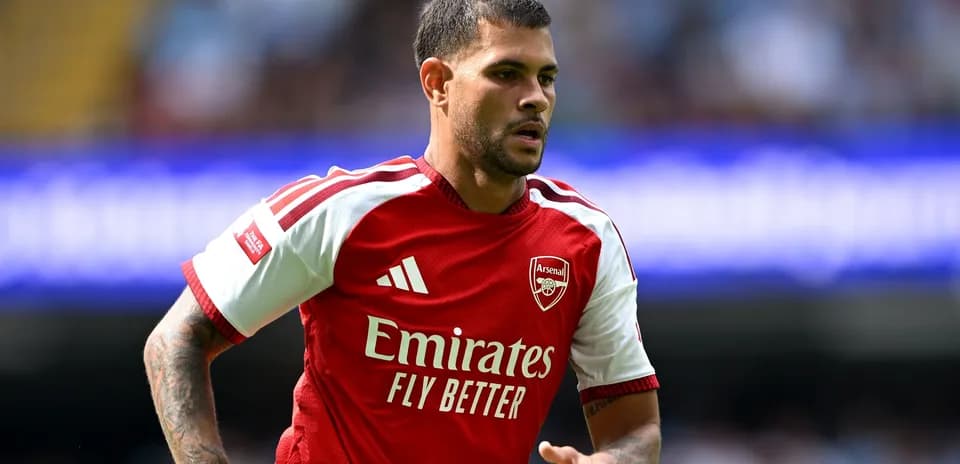 Player in Arsenal kit during match action