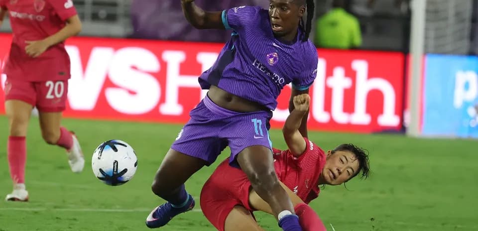 Orlando Pride player tackled by North Carolina Courage player