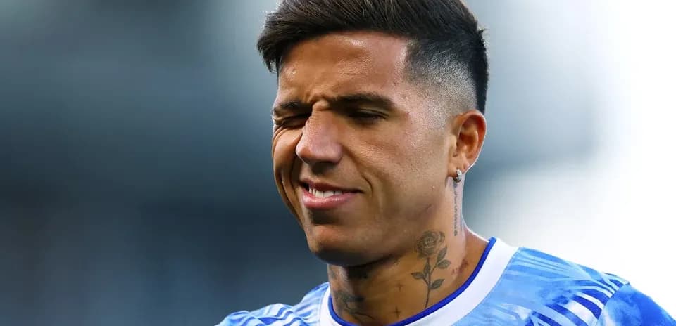 Player with tattoos preparing for match action