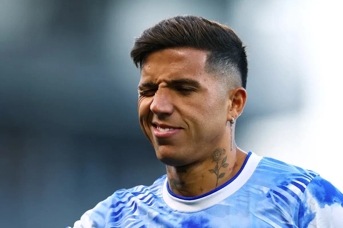 Player with tattoos preparing for match action