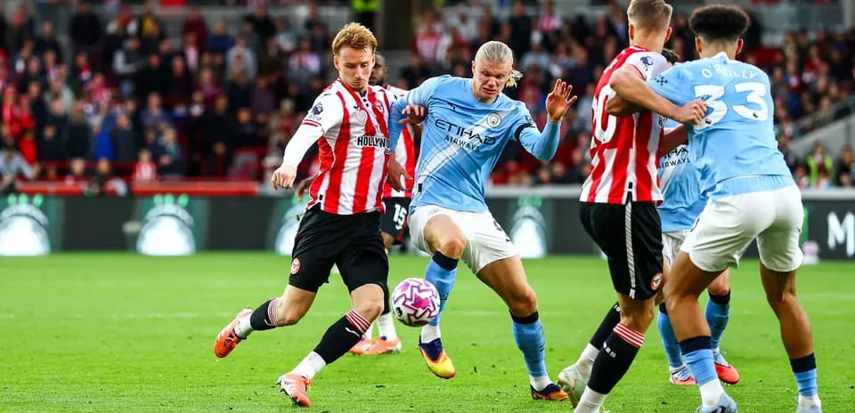 Players competing during Manchester City vs Brentford match