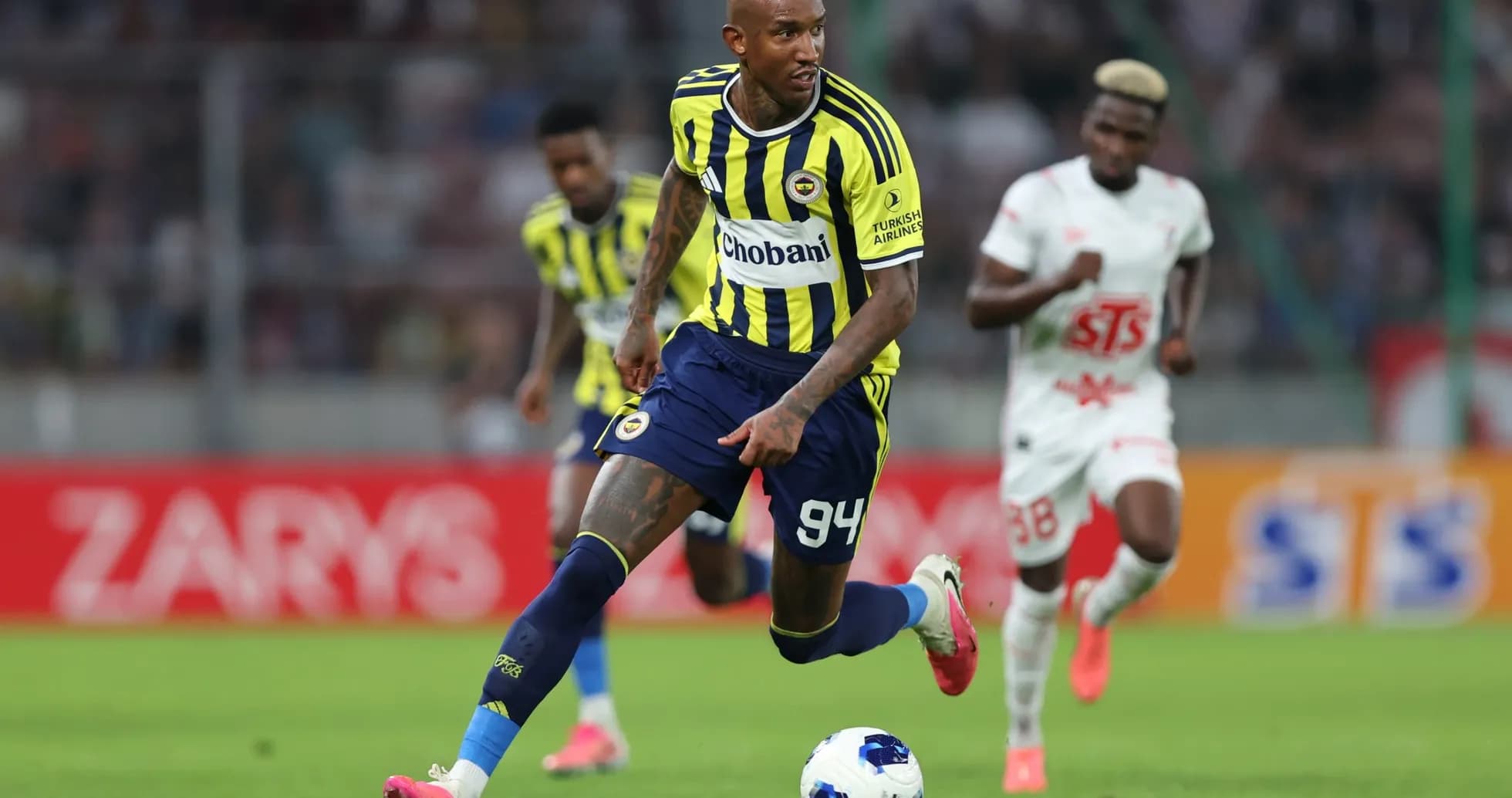 Fenerbahçe player sprinting with the ball