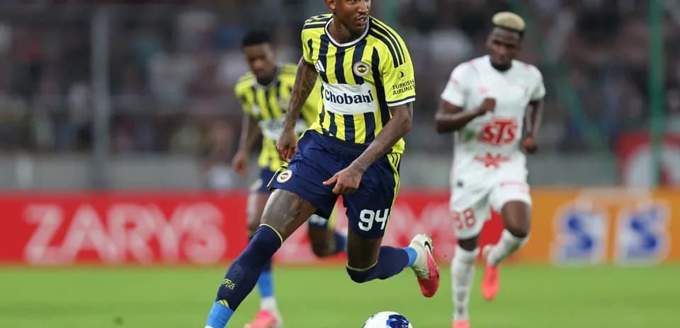 Fenerbahçe player sprinting with the ball