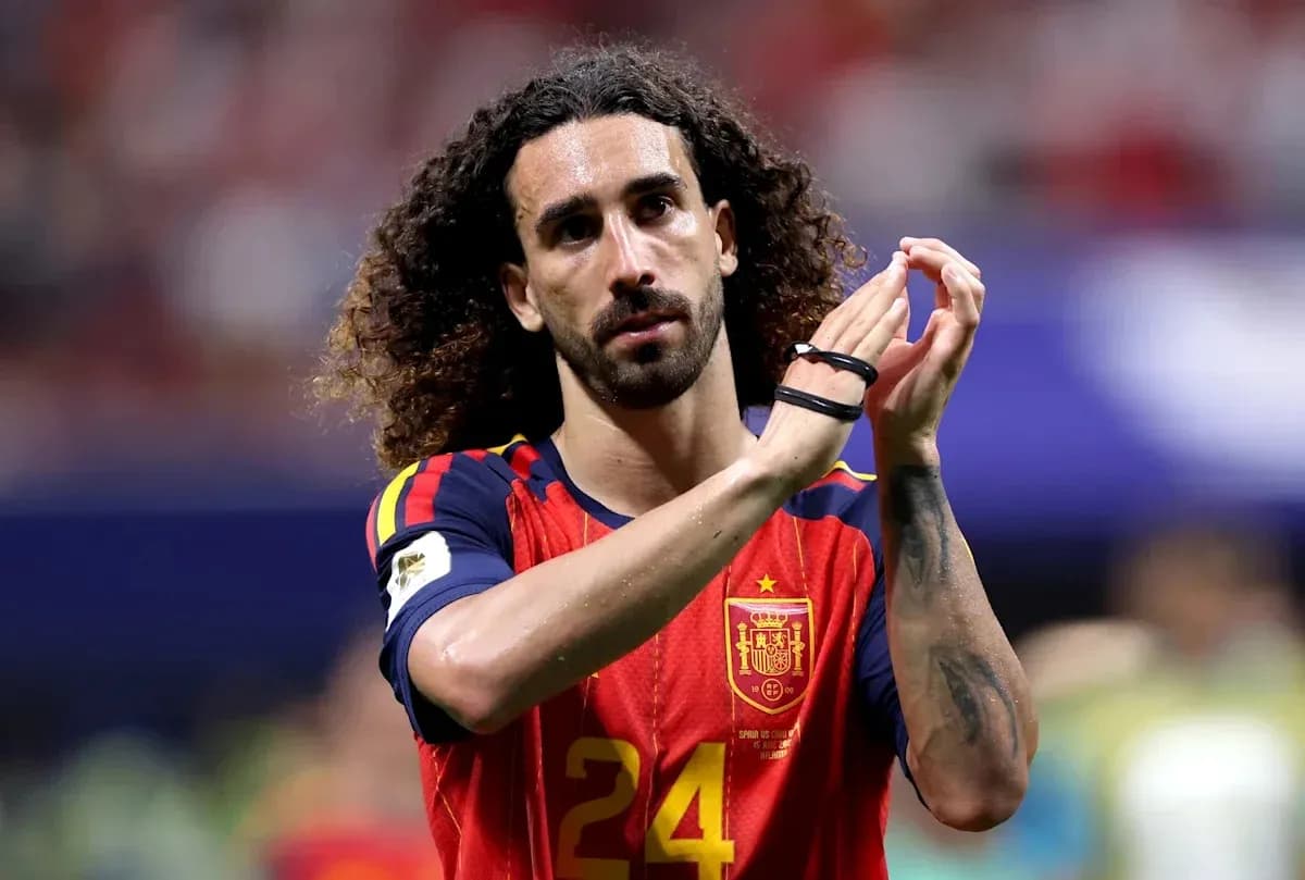Player applauding fans in Spain national jersey