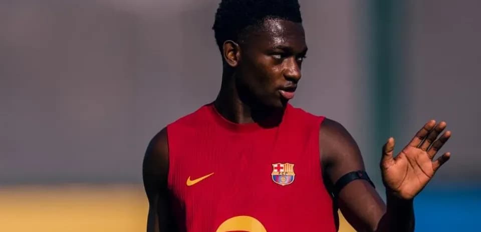 Player training in Barcelona kit on the pitch