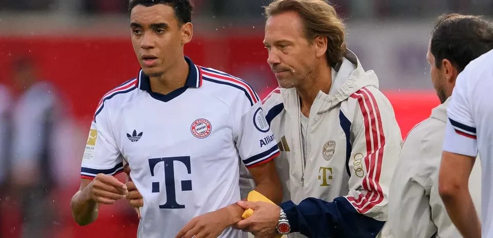 Bayern Munich player receiving guidance from staff