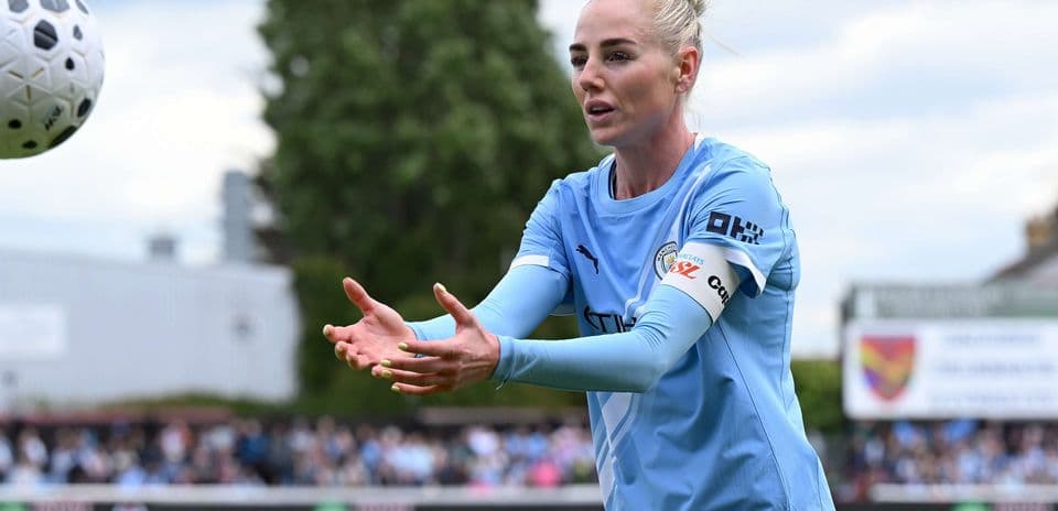 Manchester City W player receiving the ball