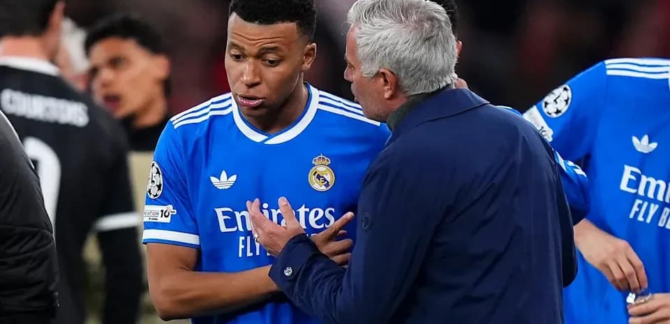 Manager speaking with player on the sidelines