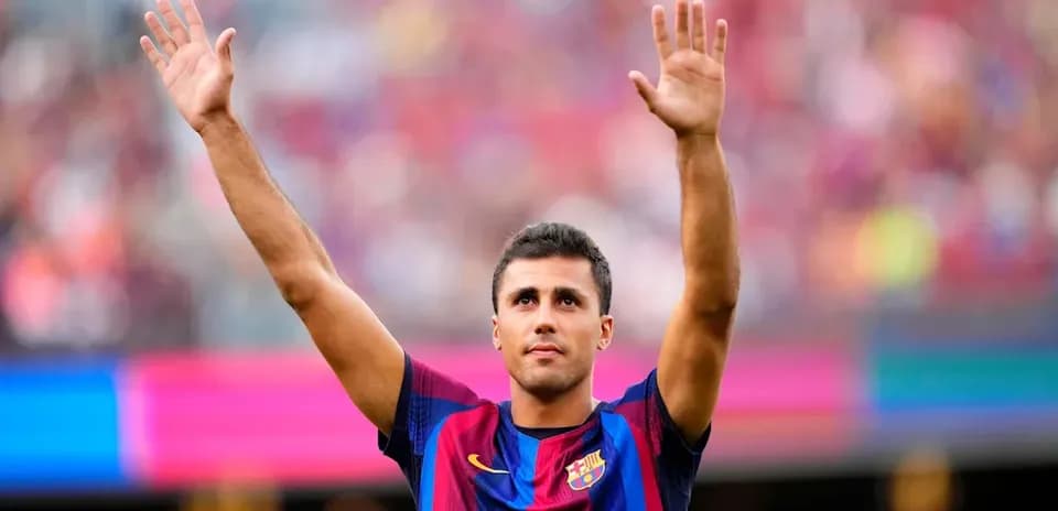 Player waving to fans in Barcelona jersey
